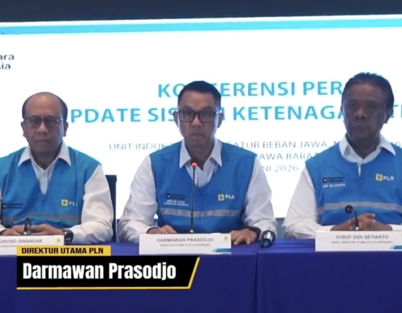 Direktur Utama PT PLN (Persero), Darmawan Prasodjo, menyampaikan keterangan dalam konferensi pers usai memantau kondisi sistem kelistrikan Pulau Jawa dari Unit Pusat Pengatur Beban di Cineré, Jawa Barat.(Foto: PLN)