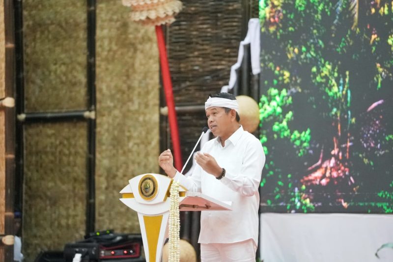 Gubernur Jawa Barat Dedi Mulyadi menghadiri penandatanganan kerja sama antara Dinas Pendidikan Jawa Barat dan 1.015 sekolah swasta di Kota Bandung. (Foto: Humas Jabar)