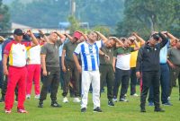 Peserta dari unsur TNI, Polri, Forkopimda, dan instansi terkait mengikuti senam bersama pada kegiatan Olahraga Bersama di Lapangan Sabuga ITB, Kota Bandung, Selasa (23/6/2026). Kegiatan tersebut bertujuan memperkuat sinergi, silaturahmi, dan kebugaran antarlembaga. (Foto: Humas Jabar)