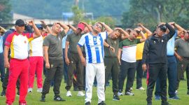 Peserta dari unsur TNI, Polri, Forkopimda, dan instansi terkait mengikuti senam bersama pada kegiatan Olahraga Bersama di Lapangan Sabuga ITB, Kota Bandung, Selasa (23/6/2026). Kegiatan tersebut bertujuan memperkuat sinergi, silaturahmi, dan kebugaran antarlembaga. (Foto: Humas Jabar)