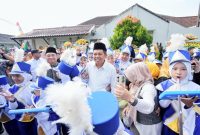 Gubernur Jawa Barat Dedi Mulyadi menyapa peserta Resepsi Milad ke-109 Aisyiyah di Pesantren Darul Arqam, Kabupaten Garut, Senin (22/6/2026). Dalam kesempatan itu, Dedi mengajak Aisyiyah berkolaborasi menyelesaikan berbagai persoalan sosial di Jawa Barat. (Foto: Humas Jabar)