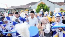 Gubernur Jawa Barat Dedi Mulyadi menyapa peserta Resepsi Milad ke-109 Aisyiyah di Pesantren Darul Arqam, Kabupaten Garut, Senin (22/6/2026). Dalam kesempatan itu, Dedi mengajak Aisyiyah berkolaborasi menyelesaikan berbagai persoalan sosial di Jawa Barat. (Foto: Humas Jabar)