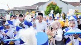 Gubernur Jawa Barat Dedi Mulyadi menyapa peserta Resepsi Milad ke-109 Aisyiyah di Pesantren Darul Arqam, Kabupaten Garut, Senin (22/6/2026). Dalam kesempatan itu, Dedi mengajak Aisyiyah berkolaborasi menyelesaikan berbagai persoalan sosial di Jawa Barat. (Foto: Humas Jabar)