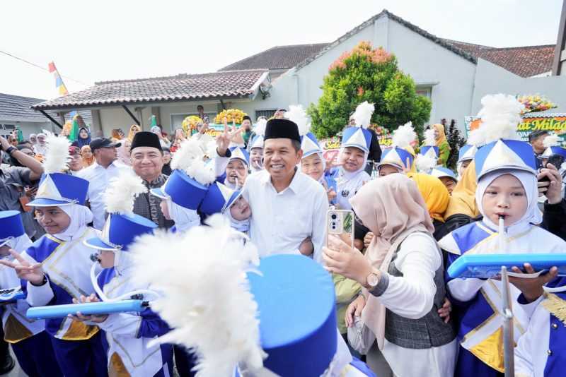 Gubernur Jawa Barat Dedi Mulyadi menyapa peserta Resepsi Milad ke-109 Aisyiyah di Pesantren Darul Arqam, Kabupaten Garut, Senin (22/6/2026). Dalam kesempatan itu, Dedi mengajak Aisyiyah berkolaborasi menyelesaikan berbagai persoalan sosial di Jawa Barat. (Foto: Humas Jabar)