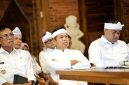 Gubernur Jawa Barat Dedi Mulyadi bersama jajaran pemerintah daerah mengikuti siaran langsung peresmian pembangunan jalan daerah oleh Presiden Prabowo Subianto di Lembur Pakuan, Kabupaten Subang, Selasa (23/6/2026). (Foto: Humas Jabar)