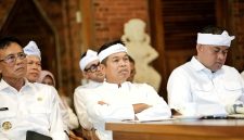 Gubernur Jawa Barat Dedi Mulyadi bersama jajaran pemerintah daerah mengikuti siaran langsung peresmian pembangunan jalan daerah oleh Presiden Prabowo Subianto di Lembur Pakuan, Kabupaten Subang, Selasa (23/6/2026). (Foto: Humas Jabar)