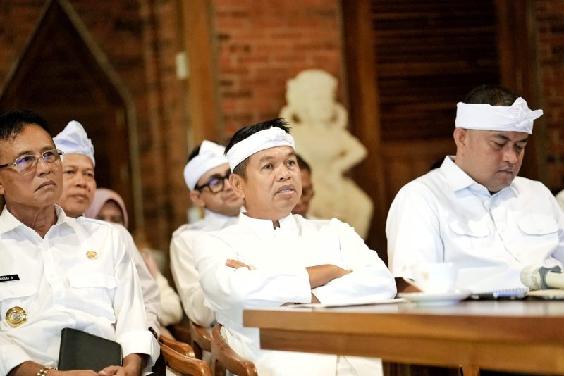 Gubernur Jawa Barat Dedi Mulyadi bersama jajaran pemerintah daerah mengikuti siaran langsung peresmian pembangunan jalan daerah oleh Presiden Prabowo Subianto di Lembur Pakuan, Kabupaten Subang, Selasa (23/6/2026). (Foto: Humas Jabar)