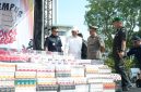 Gubernur Jawa Barat Dedi Mulyadi bersama Direktur Jenderal Bea dan Cukai Djaka Budhi Utama serta Bupati Garut Abdusy Syakur Amin meninjau barang bukti sebelum pemusnahan lebih dari 44 juta batang rokok ilegal di Alun-alun Kabupaten Garut, Rabu (24/6/2026). (Foto: Humas Jabar)