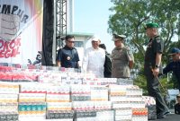 Gubernur Jawa Barat Dedi Mulyadi bersama Direktur Jenderal Bea dan Cukai Djaka Budhi Utama serta Bupati Garut Abdusy Syakur Amin meninjau barang bukti sebelum pemusnahan lebih dari 44 juta batang rokok ilegal di Alun-alun Kabupaten Garut, Rabu (24/6/2026). (Foto: Humas Jabar)
