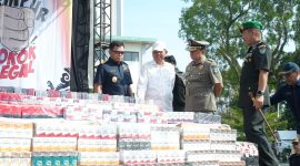 Gubernur Jawa Barat Dedi Mulyadi bersama Direktur Jenderal Bea dan Cukai Djaka Budhi Utama serta Bupati Garut Abdusy Syakur Amin meninjau barang bukti sebelum pemusnahan lebih dari 44 juta batang rokok ilegal di Alun-alun Kabupaten Garut, Rabu (24/6/2026). (Foto: Humas Jabar)