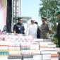 Gubernur Jawa Barat Dedi Mulyadi bersama Direktur Jenderal Bea dan Cukai Djaka Budhi Utama serta Bupati Garut Abdusy Syakur Amin meninjau barang bukti sebelum pemusnahan lebih dari 44 juta batang rokok ilegal di Alun-alun Kabupaten Garut, Rabu (24/6/2026). (Foto: Humas Jabar)