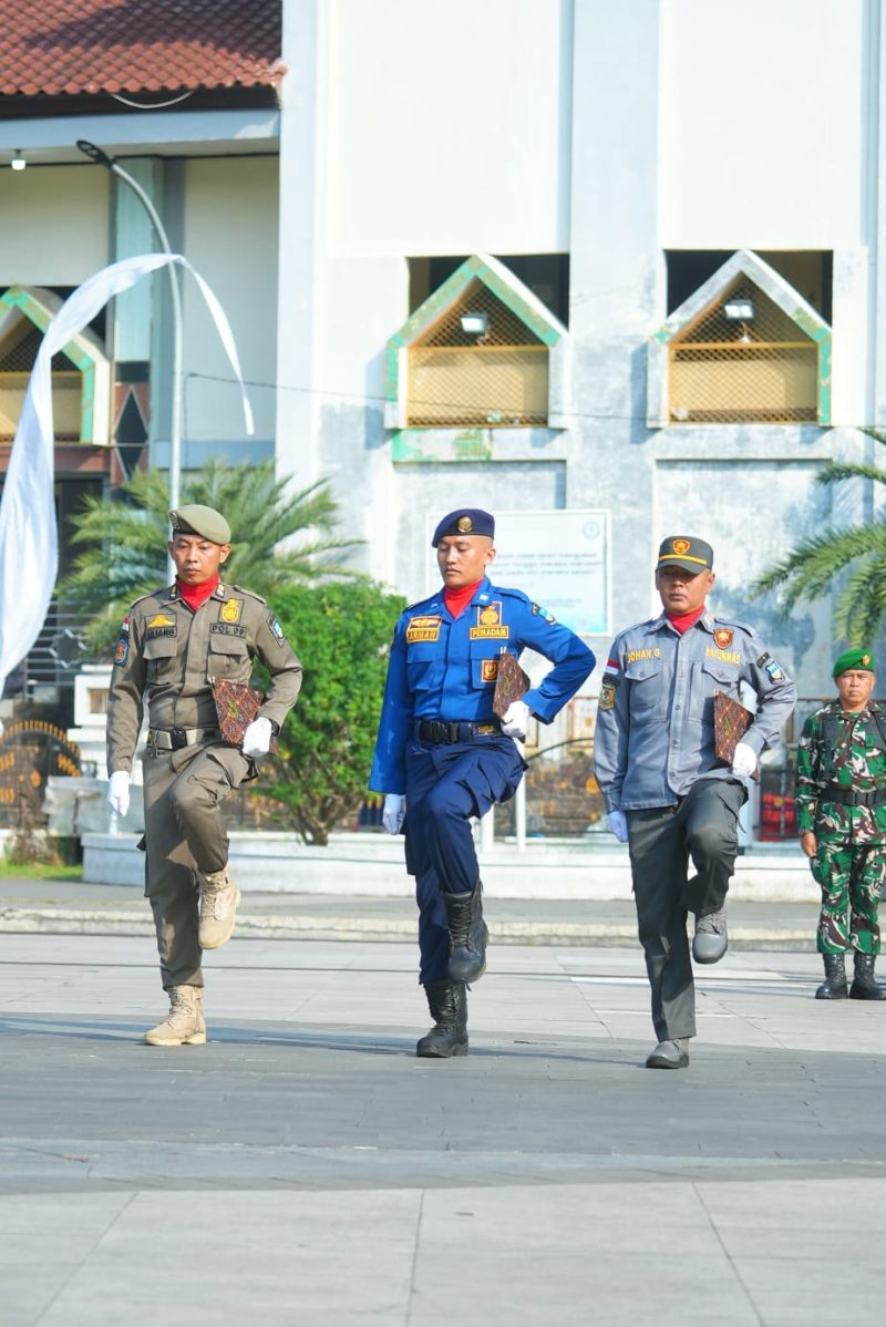 Personel Satpol PP, Damkar, dan Satlinmas mengikuti Apel Gabungan Peringatan HUT Damkar ke-107, Satpol PP ke-76, dan Satlinmas ke-64 Tingkat Provinsi Jawa Barat di Alun-alun Garut, Rabu (24/6/2026). (Foto: Humas Jabar)