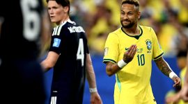 Neymar merayakan kemenangan 3-0 atas Skotlandia pada laga Grup C Piala Dunia FIFA 2026 di Miami Stadium. Hasil tersebut memastikan Selecao melaju ke babak 32 besar sebagai juara grup. (Foto: FIFA)