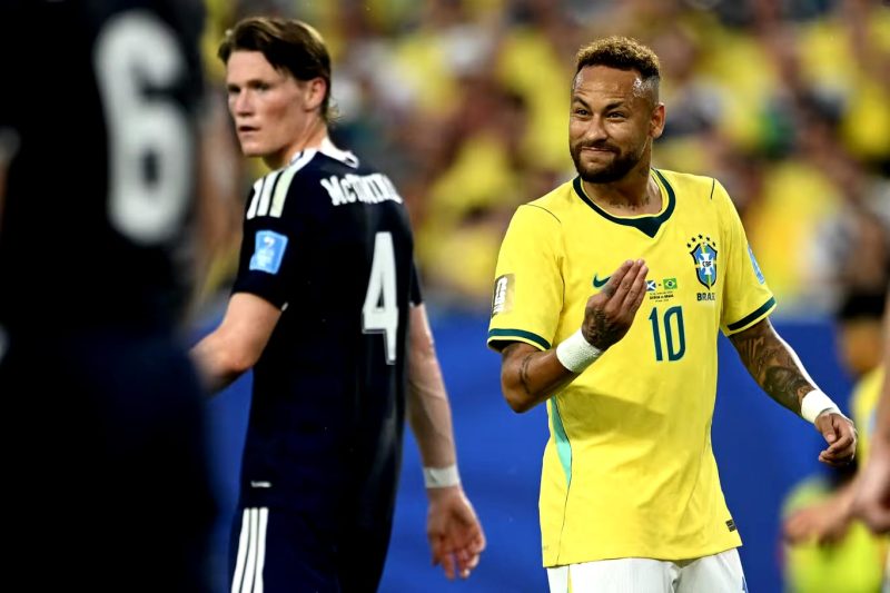 Neymar merayakan kemenangan 3-0 atas Skotlandia pada laga Grup C Piala Dunia FIFA 2026 di Miami Stadium. Hasil tersebut memastikan Selecao melaju ke babak 32 besar sebagai juara grup. (Foto: FIFA)