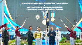 Gubernur Jawa Barat Dedi Mulyadi menerima penghargaan saat menghadiri Kuliah Umum (Stadium General) di Institut Pemerintahan Dalam Negeri (IPDN) Kampus Jatinangor, Kabupaten Sumedang, Kamis (25/6/2026). Dalam kesempatan itu, ia mengajak praja IPDN mengutamakan pelestarian alam dalam kepemimpinan daerah. (Foto: Humas Jabar)