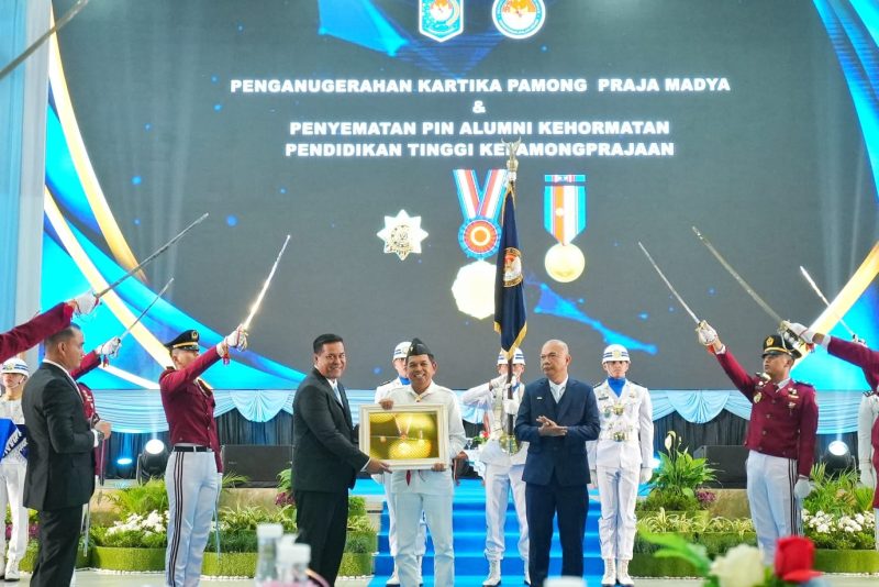Gubernur Jawa Barat Dedi Mulyadi menerima penghargaan saat menghadiri Kuliah Umum (Stadium General) di Institut Pemerintahan Dalam Negeri (IPDN) Kampus Jatinangor, Kabupaten Sumedang, Kamis (25/6/2026). Dalam kesempatan itu, ia mengajak praja IPDN mengutamakan pelestarian alam dalam kepemimpinan daerah. (Foto: Humas Jabar)