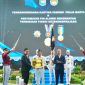 Gubernur Jawa Barat Dedi Mulyadi menerima penghargaan saat menghadiri Kuliah Umum (Stadium General) di Institut Pemerintahan Dalam Negeri (IPDN) Kampus Jatinangor, Kabupaten Sumedang, Kamis (25/6/2026). Dalam kesempatan itu, ia mengajak praja IPDN mengutamakan pelestarian alam dalam kepemimpinan daerah. (Foto: Humas Jabar)