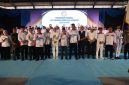 Gubernur Jawa Barat Dedi Mulyadi berfoto bersama pengurus DPC Asosiasi Badan Permusyawaratan Desa Nasional (ABPEDASNAS) Kabupaten Sumedang usai pengukuhan di GOR Tadjimalela, Kamis (25/6/2026). Dalam kesempatan tersebut, Dedi mengajak masyarakat desa menjaga lingkungan dan sumber daya alam. (Foto: Humas Jabar)