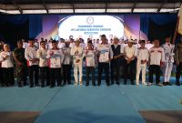 Gubernur Jawa Barat Dedi Mulyadi berfoto bersama pengurus DPC Asosiasi Badan Permusyawaratan Desa Nasional (ABPEDASNAS) Kabupaten Sumedang usai pengukuhan di GOR Tadjimalela, Kamis (25/6/2026). Dalam kesempatan tersebut, Dedi mengajak masyarakat desa menjaga lingkungan dan sumber daya alam. (Foto: Humas Jabar)