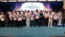Gubernur Jawa Barat Dedi Mulyadi berfoto bersama pengurus DPC Asosiasi Badan Permusyawaratan Desa Nasional (ABPEDASNAS) Kabupaten Sumedang usai pengukuhan di GOR Tadjimalela, Kamis (25/6/2026). Dalam kesempatan tersebut, Dedi mengajak masyarakat desa menjaga lingkungan dan sumber daya alam. (Foto: Humas Jabar)