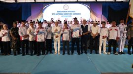 Gubernur Jawa Barat Dedi Mulyadi berfoto bersama pengurus DPC Asosiasi Badan Permusyawaratan Desa Nasional (ABPEDASNAS) Kabupaten Sumedang usai pengukuhan di GOR Tadjimalela, Kamis (25/6/2026). Dalam kesempatan tersebut, Dedi mengajak masyarakat desa menjaga lingkungan dan sumber daya alam. (Foto: Humas Jabar)