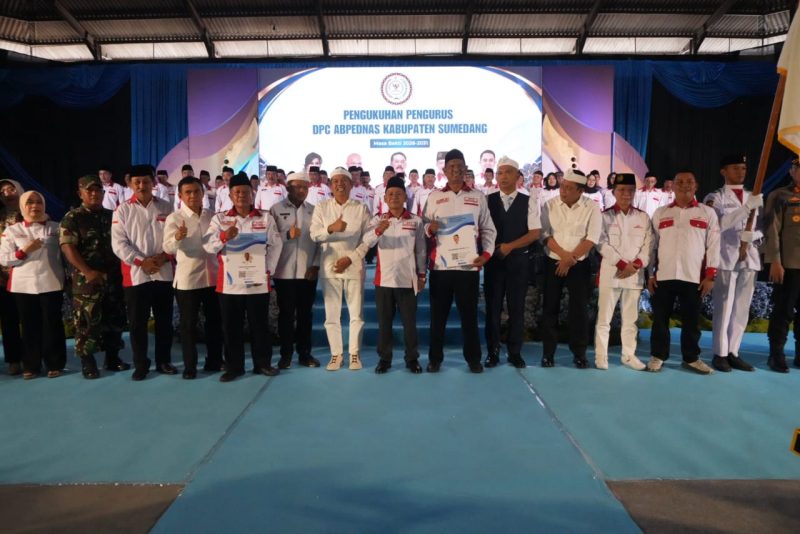 Gubernur Jawa Barat Dedi Mulyadi berfoto bersama pengurus DPC Asosiasi Badan Permusyawaratan Desa Nasional (ABPEDASNAS) Kabupaten Sumedang usai pengukuhan di GOR Tadjimalela, Kamis (25/6/2026). Dalam kesempatan tersebut, Dedi mengajak masyarakat desa menjaga lingkungan dan sumber daya alam. (Foto: Humas Jabar)