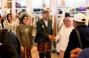 Wakil Gubernur Jawa Barat Erwan Setiawan meninjau stan pameran usai membuka Pekan Kerajinan Jawa Barat (PKJB) Tahun 2026 di Trans Luxury Hotel, Kota Bandung, Jumat (26/6/2026). PKJB menjadi ajang promosi produk kriya sekaligus penguatan ekonomi kreatif berbasis budaya. (Foto: Humas Jabar)