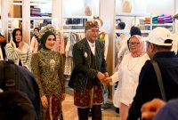 Wakil Gubernur Jawa Barat Erwan Setiawan meninjau stan pameran usai membuka Pekan Kerajinan Jawa Barat (PKJB) Tahun 2026 di Trans Luxury Hotel, Kota Bandung, Jumat (26/6/2026). PKJB menjadi ajang promosi produk kriya sekaligus penguatan ekonomi kreatif berbasis budaya. (Foto: Humas Jabar)