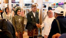 Wakil Gubernur Jawa Barat Erwan Setiawan meninjau stan pameran usai membuka Pekan Kerajinan Jawa Barat (PKJB) Tahun 2026 di Trans Luxury Hotel, Kota Bandung, Jumat (26/6/2026). PKJB menjadi ajang promosi produk kriya sekaligus penguatan ekonomi kreatif berbasis budaya. (Foto: Humas Jabar)