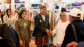 Wakil Gubernur Jawa Barat Erwan Setiawan meninjau stan pameran usai membuka Pekan Kerajinan Jawa Barat (PKJB) Tahun 2026 di Trans Luxury Hotel, Kota Bandung, Jumat (26/6/2026). PKJB menjadi ajang promosi produk kriya sekaligus penguatan ekonomi kreatif berbasis budaya. (Foto: Humas Jabar)