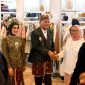 Wakil Gubernur Jawa Barat Erwan Setiawan meninjau stan pameran usai membuka Pekan Kerajinan Jawa Barat (PKJB) Tahun 2026 di Trans Luxury Hotel, Kota Bandung, Jumat (26/6/2026). PKJB menjadi ajang promosi produk kriya sekaligus penguatan ekonomi kreatif berbasis budaya. (Foto: Humas Jabar)