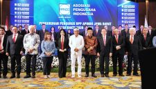 Gubernur Jawa Barat Dedi Mulyadi menghadiri Pengukuhan Pengurus DPP APINDO Jawa Barat Periode 2026–2031 di eL Hotel Bandung, Jumat (26/6/2026). Dalam kesempatan itu, ia mengajak pengusaha berkolaborasi membangun konektivitas menuju Pelabuhan Patimban. (Foto: Humas Jabar)