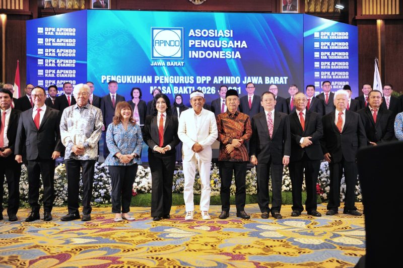 Gubernur Jawa Barat Dedi Mulyadi menghadiri Pengukuhan Pengurus DPP APINDO Jawa Barat Periode 2026–2031 di eL Hotel Bandung, Jumat (26/6/2026). Dalam kesempatan itu, ia mengajak pengusaha berkolaborasi membangun konektivitas menuju Pelabuhan Patimban. (Foto: Humas Jabar)