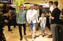 Gubernur Jawa Barat Dedi Mulyadi menghadiri Opening Ceremony Sunda Karsa Fest Karya Kreatif Jawa Barat 2026 di Trans Convention Centre, Kota Bandung, Jumat (26/6/2026). Dalam kesempatan tersebut, ia mendorong regenerasi pembatik, penganyam, dan perajin tradisional untuk menjaga keberlanjutan budaya Jawa Barat. (Foto: Humas Jabar)