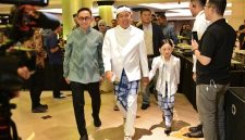Gubernur Jawa Barat Dedi Mulyadi menghadiri Opening Ceremony Sunda Karsa Fest Karya Kreatif Jawa Barat 2026 di Trans Convention Centre, Kota Bandung, Jumat (26/6/2026). Dalam kesempatan tersebut, ia mendorong regenerasi pembatik, penganyam, dan perajin tradisional untuk menjaga keberlanjutan budaya Jawa Barat. (Foto: Humas Jabar)