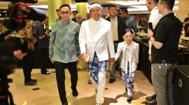 Gubernur Jawa Barat Dedi Mulyadi menghadiri Opening Ceremony Sunda Karsa Fest Karya Kreatif Jawa Barat 2026 di Trans Convention Centre, Kota Bandung, Jumat (26/6/2026). Dalam kesempatan tersebut, ia mendorong regenerasi pembatik, penganyam, dan perajin tradisional untuk menjaga keberlanjutan budaya Jawa Barat. (Foto: Humas Jabar)