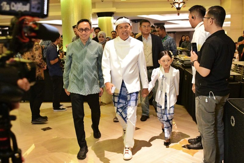 Gubernur Jawa Barat Dedi Mulyadi menghadiri Opening Ceremony Sunda Karsa Fest Karya Kreatif Jawa Barat 2026 di Trans Convention Centre, Kota Bandung, Jumat (26/6/2026). Dalam kesempatan tersebut, ia mendorong regenerasi pembatik, penganyam, dan perajin tradisional untuk menjaga keberlanjutan budaya Jawa Barat. (Foto: Humas Jabar)