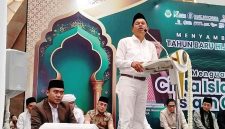 Gubernur Jawa Barat Dedi Mulyadi menyampaikan sambutan dalam Peringatan Hari Besar Islam Muharram 1448 Hijriah di Masjid Raya Al-Jabbar, Kota Bandung. Dalam kesempatan tersebut, KDM menegaskan komitmen Pemprov Jabar untuk memprioritaskan pembangunan tajug atau masjid kecil di lingkungan masyarakat guna memperkuat kehidupan spiritual warga. (Foto: masjidrayaaljabbar.com)