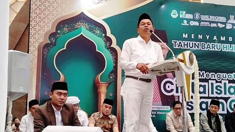 Gubernur Jawa Barat Dedi Mulyadi menyampaikan sambutan dalam Peringatan Hari Besar Islam Muharram 1448 Hijriah di Masjid Raya Al-Jabbar, Kota Bandung. Dalam kesempatan tersebut, KDM menegaskan komitmen Pemprov Jabar untuk memprioritaskan pembangunan tajug atau masjid kecil di lingkungan masyarakat guna memperkuat kehidupan spiritual warga. (Foto: masjidrayaaljabbar.com)