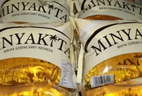 Stok minyak goreng bersubsidi Minyakita menghilang dari sejumlah pasar tradisional di Kota Bandung. Kondisi ini langsung menekan ketersediaan barang di lapak pedagang dan mendorong harga naik melampaui Harga Eceran Tertinggi (HET).