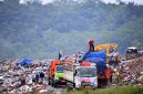 Aktivitas pembungaan sampah di TPA Sarimukti, Kecamatan Cipatat, Kabupaten Bandung Barat, Jawa Barat. (Dok. Humas Jabar)