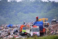 Aktivitas pembungaan sampah di TPA Sarimukti, Kecamatan Cipatat, Kabupaten Bandung Barat, Jawa Barat. (Dok. Humas Jabar)
