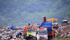 Aktivitas pembungaan sampah di TPA Sarimukti, Kecamatan Cipatat, Kabupaten Bandung Barat, Jawa Barat. (Dok. Humas Jabar)