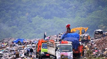 Aktivitas pembungaan sampah di TPA Sarimukti, Kecamatan Cipatat, Kabupaten Bandung Barat, Jawa Barat. (Dok. Humas Jabar)