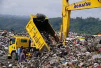 Aktivitas pembungaan sampah di TPA Sarimukti, Kecamatan Cipatat, Kabupaten Bandung Barat, Jawa Barat. (Humas Jabar)