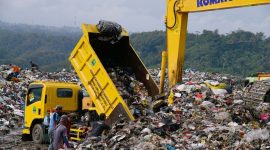 Aktivitas pembungaan sampah di TPA Sarimukti, Kecamatan Cipatat, Kabupaten Bandung Barat, Jawa Barat. (Humas Jabar)