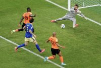 Penyerang Belanda Brian Brobbey (kiri) melepaskan tembakan ke gawang Swedia dalam pertandingan Grup F Piala Dunia FIFA 2026 di Houston, Amerika Serikat, Sabtu (20/6/2026). Belanda tampil dominan dan meraih kemenangan telak 5-1 untuk memimpin persaingan di Grup F. Foto: FIFA.