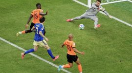 Penyerang Belanda Brian Brobbey (kiri) melepaskan tembakan ke gawang Swedia dalam pertandingan Grup F Piala Dunia FIFA 2026 di Houston, Amerika Serikat, Sabtu (20/6/2026). Belanda tampil dominan dan meraih kemenangan telak 5-1 untuk memimpin persaingan di Grup F. Foto: FIFA.