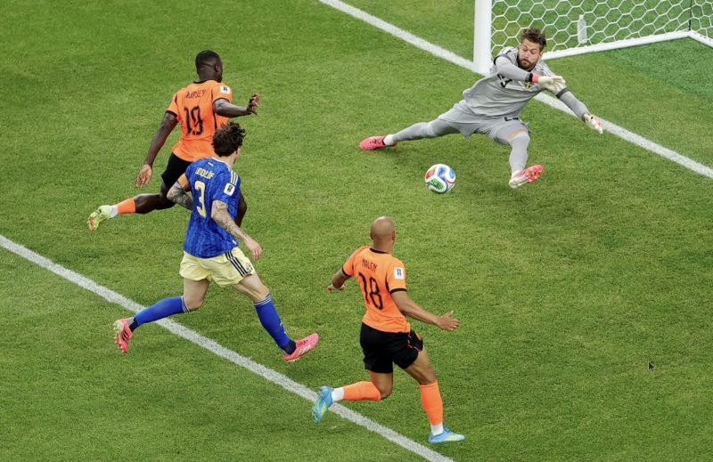 Penyerang Belanda Brian Brobbey (kiri) melepaskan tembakan ke gawang Swedia dalam pertandingan Grup F Piala Dunia FIFA 2026 di Houston, Amerika Serikat, Sabtu (20/6/2026). Belanda tampil dominan dan meraih kemenangan telak 5-1 untuk memimpin persaingan di Grup F. Foto: FIFA.