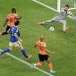 Penyerang Belanda Brian Brobbey (kiri) melepaskan tembakan ke gawang Swedia dalam pertandingan Grup F Piala Dunia FIFA 2026 di Houston, Amerika Serikat, Sabtu (20/6/2026). Belanda tampil dominan dan meraih kemenangan telak 5-1 untuk memimpin persaingan di Grup F. Foto: FIFA.